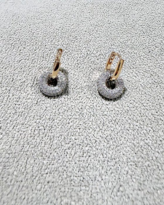 Aretes de argolla dorada con aro de circones
